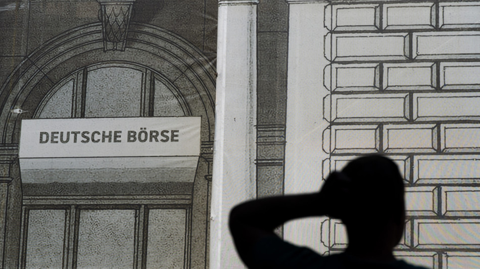 Borsa: l'Europa conclude incerta, Francoforte -0,2%