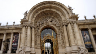 Origens britânicas da alta-costura são reveladas em Paris