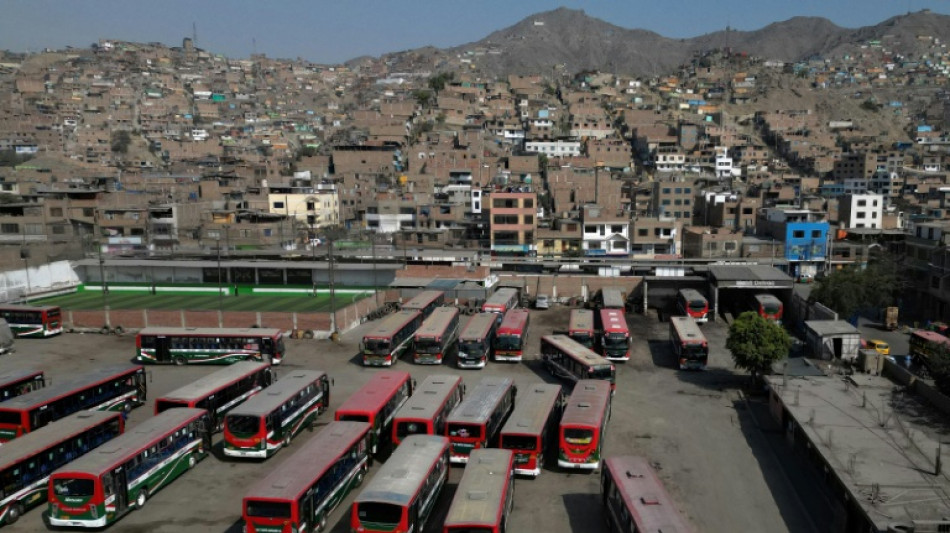 Nueva protesta de transportistas cerca de Lima por el asesinato de un chofer
