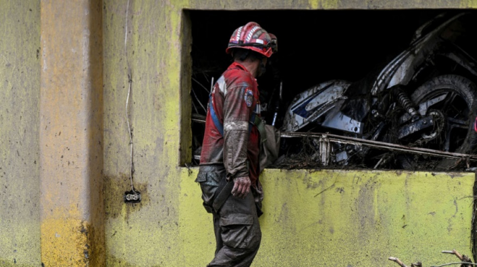 D&iacute;a y noche, sigue b&uacute;squeda de sobrevivientes tras alud en pueblo de Venezuela