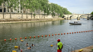 Par&iacute;s reabre el Sena para los ba&ntilde;istas m&aacute;s de un siglo despu&eacute;s