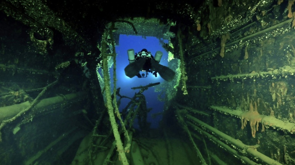 Buzos recuperan los primeros objetos del barco gemelo del "Titanic" frente a Grecia
