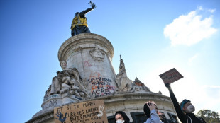 Paris police in new battles with protesters and looters