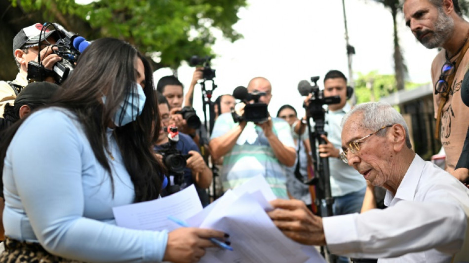 Familiares de venezolanos deportados por EEUU piden verlos en prisi&oacute;n en El Salvador