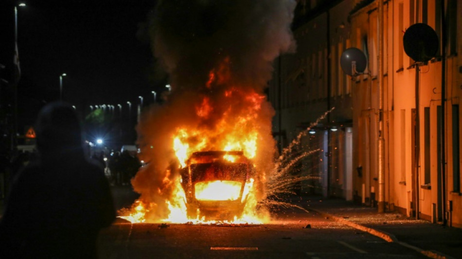 Seis presos e 17 policiais feridos em dist&uacute;rbios com motiva&ccedil;&atilde;o racial na Irlanda do Norte