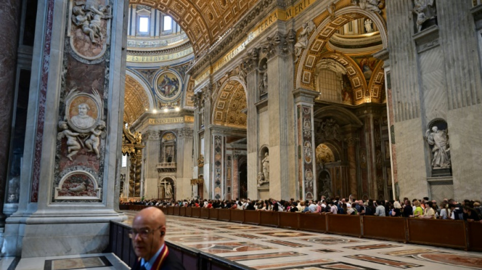 Con l&aacute;grimas y paciencia, los fieles dan su &uacute;ltimo adi&oacute;s al papa Francisco