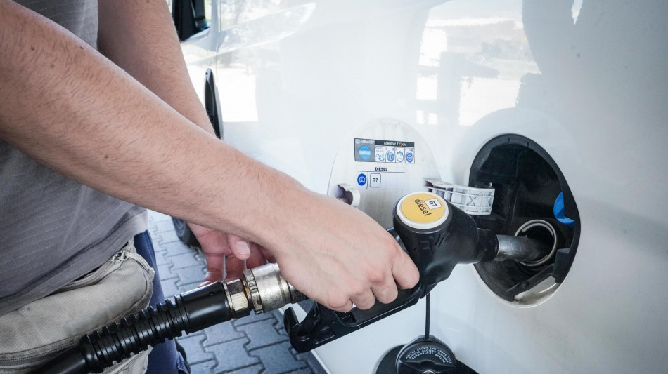 Nuovi ribassi, benzina al self &egrave; a 1,782 euro al litro