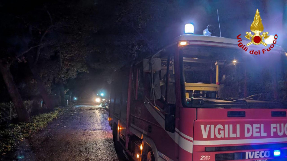 Vasto incendio nello storico monastero di Bernaga, a Lecco