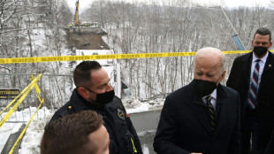 Biden visite un pont effondré, et plaide pour rénover les infrastructures comme les usines américaines