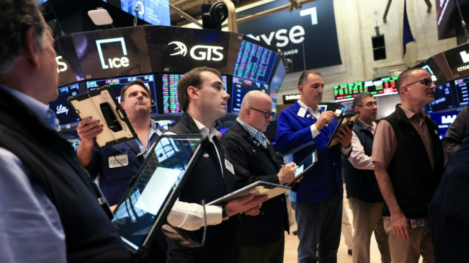 Wall Street termine en baisse, fait les frais du bond des co&ucirc;ts d'emprunt
