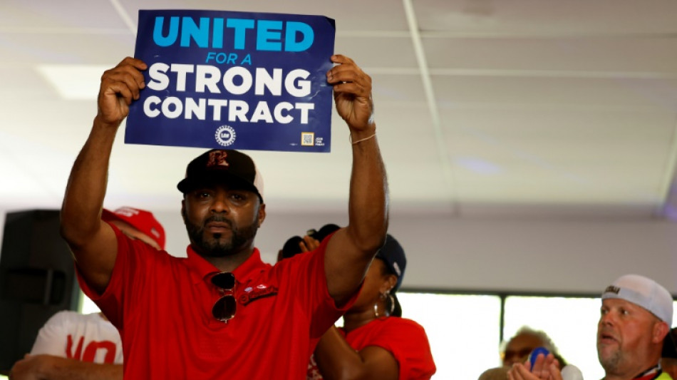 Greve hist&oacute;rica em tr&ecirc;s grandes montadoras amea&ccedil;a economia dos Estados Unidos