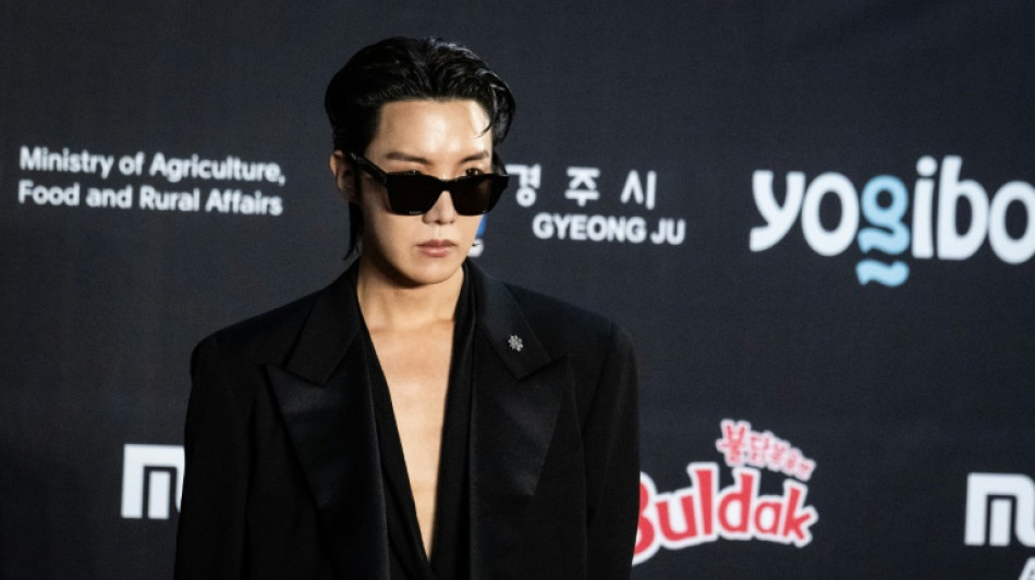 Outro membro do grupo coreano BTS come&ccedil;a o servi&ccedil;o militar