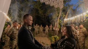 Flambeaux et &eacute;pis de bl&eacute; : pr&egrave;s du front en Ukraine, le mariage pa&iuml;en de deux soldats
