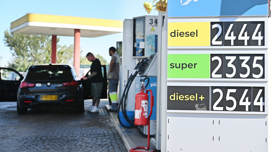 Prezzo del petrolio in ribasso, Wti scambiato a 100,85 dollari
