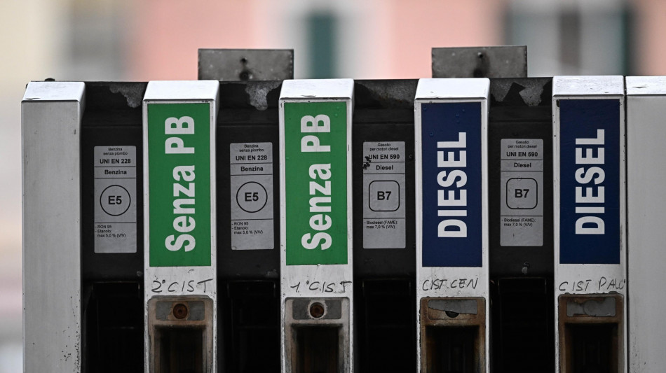 Prezzo benzina self sale a 1,777 euro al litro, gasolio a 2,130 euro