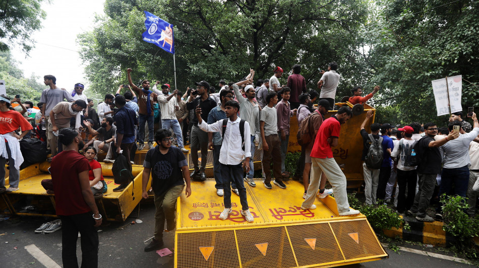 Migliaia di persone protestano nel centro di Nuova Delhi