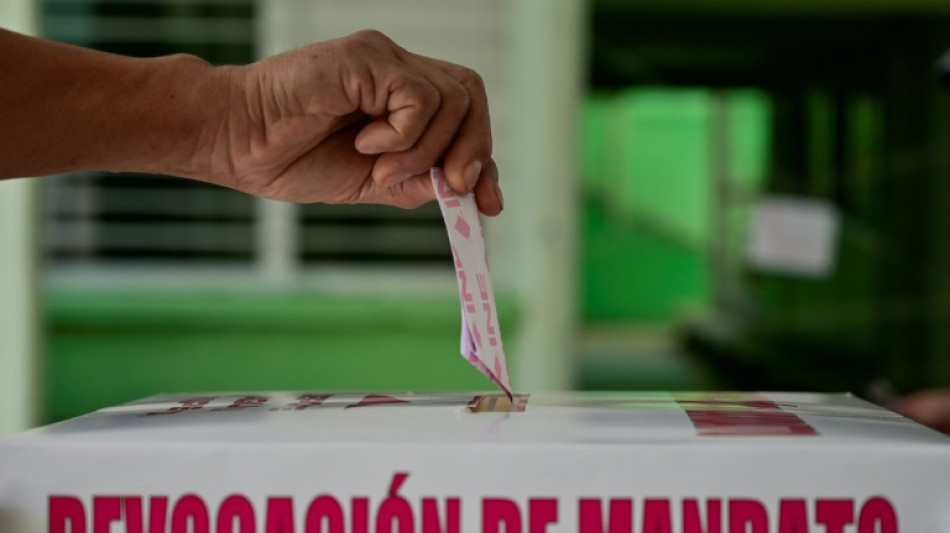 R&eacute;f&eacute;rendum au Mexique: le pr&eacute;sident confort&eacute;, faible participation