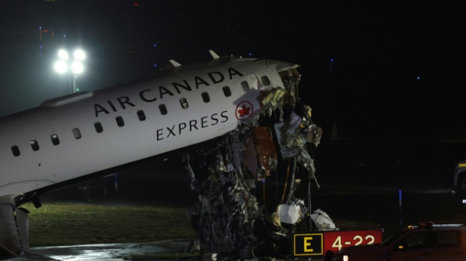 Runway collision kills two pilots, shutters New York airport 