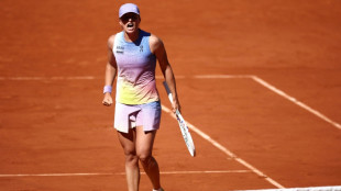 Swiatek sofre no segundo set, mas avan&ccedil;a &agrave;s oitavas em Roland Garros