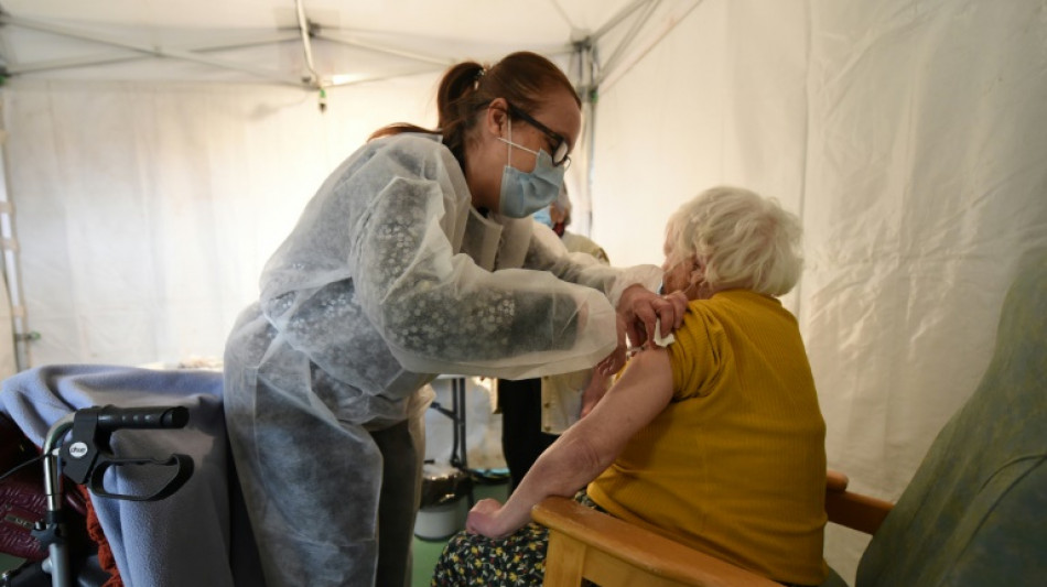 Covid: les autorités sanitaires de l'UE autorisent une deuxième dose de rappel pour les plus de 80 ans