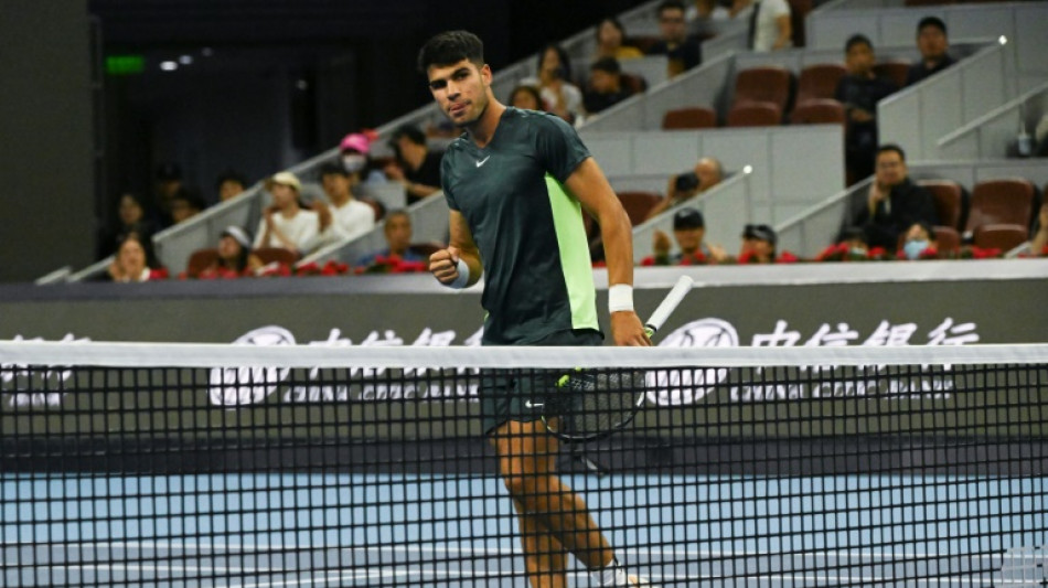 Alcaraz estreia com vit&oacute;ria no ATP 500 de Pequim; Tsitsipas &eacute; eliminado