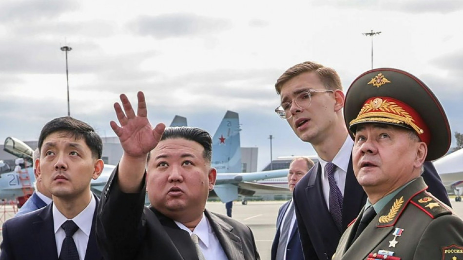 L&iacute;der norcoreano examina misiles junto a ministro de Defensa ruso