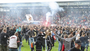 St. Pauli feiert Meisterschaft, Krawalle bei Hansa-Abstieg