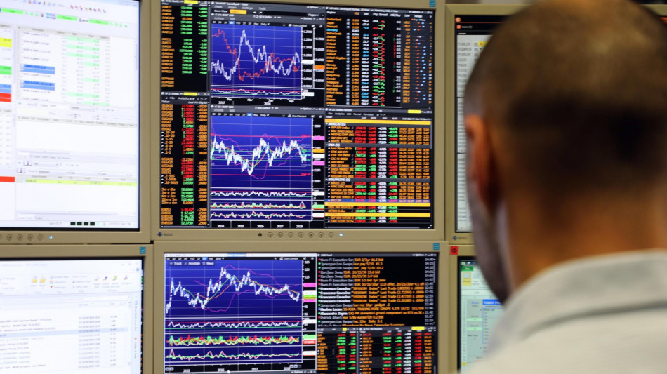 Borsa: Milano piatta a +0,04% con Stellantis e l'energia