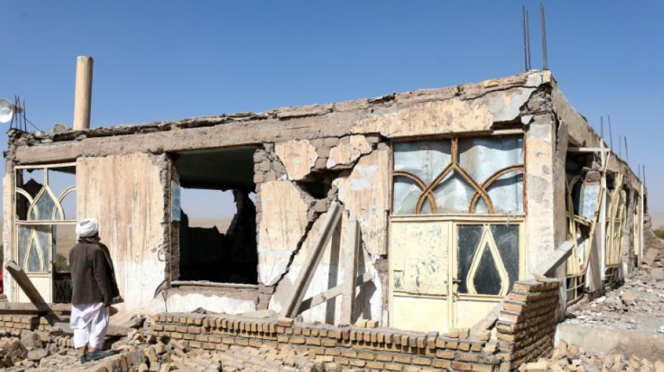 Les recherches continuent apr&egrave;s le s&eacute;isme en Afghanistan, l'aide arrive lentement