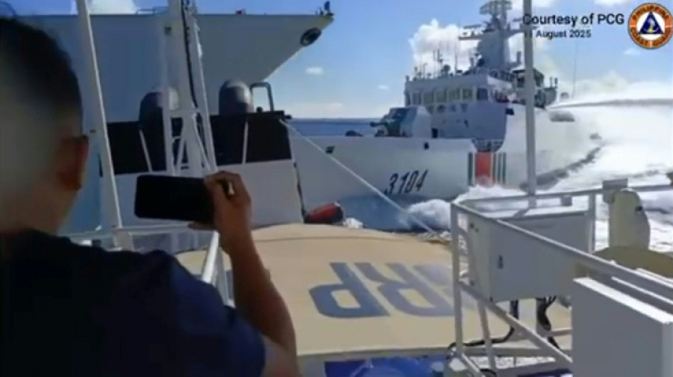 Colisionan nav&iacute;os chinos al perseguir un barco filipino en un mar disputado