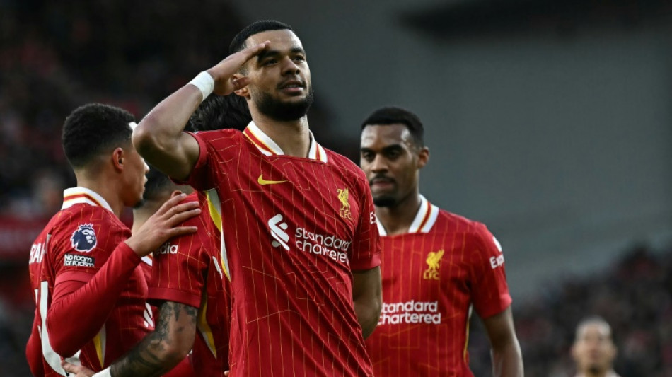 Liverpool e Arsenal vencem e seguem firme na corrida pelo t&iacute;tulo; Nottingham Forest &eacute; goleado