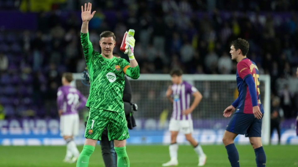 Ter Stegen se entende com diretoria e volta a ser capitão do Barcelona