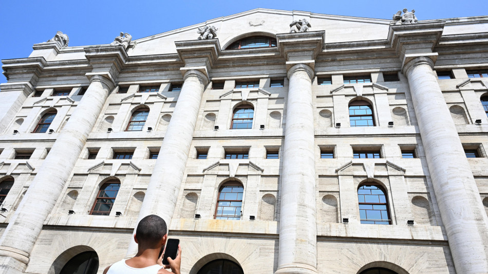 Borsa: Milano apre debole (-0,06%), rimbalza Stm, bene Eni