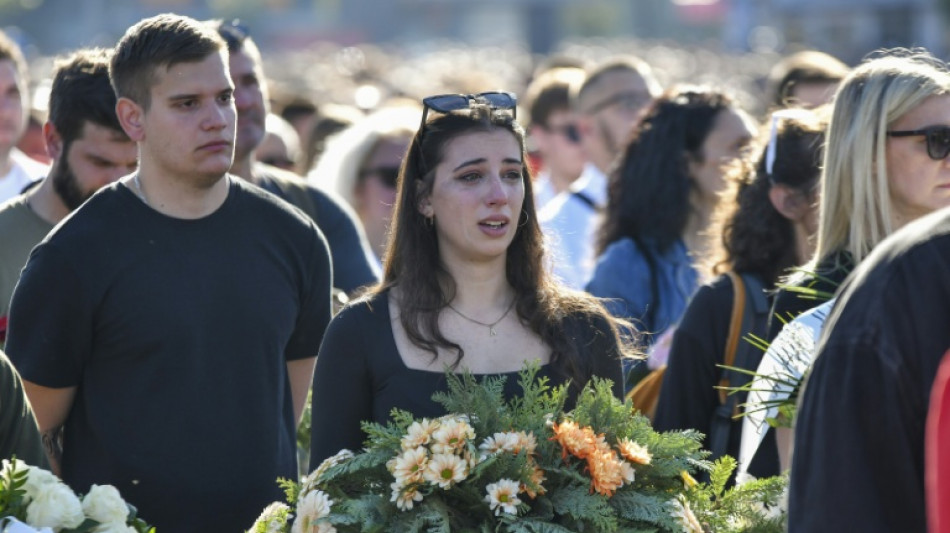Milhares protestam na Sérvia no aniversário do desabamento de estação de trem