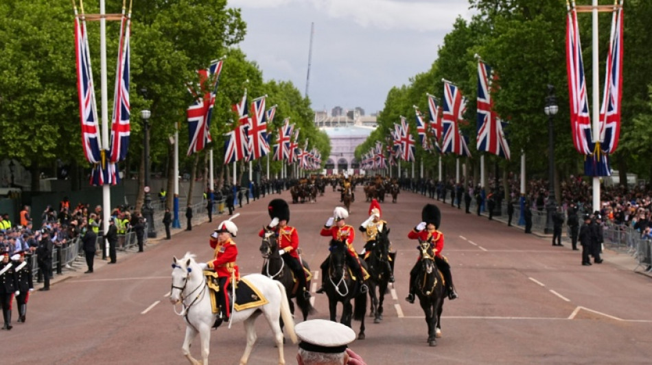 Brit&acirc;nicos celebram ao lado da fam&iacute;lia real o anivers&aacute;rio de 80 anos do fim da Segunda Guerra Mundial