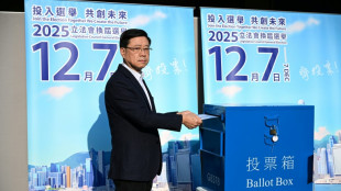 Les Hongkongais en nombre restreint aux urnes après un incendie meurtrier