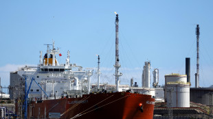 Il petrolio cede terreno a New York, a 93,60 dollari