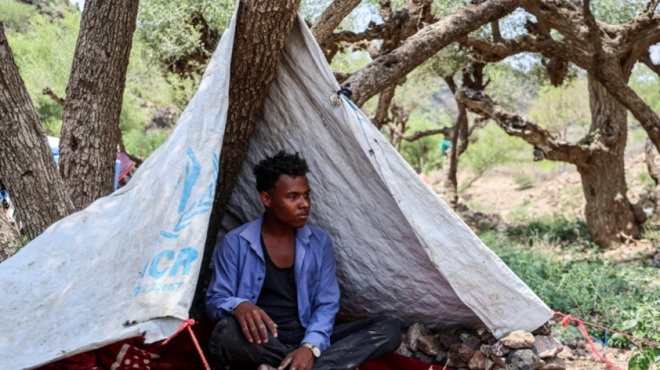 Toll from Yemen clashes passes 300 as civilians flee homes
