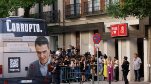 Un Sánchez debilitado renueva la cúpula del PSOE español y expulsará a los clientes de prostitución