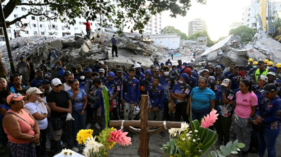 Un minuto de silencio en una zona del desastre en Venezuela, un mes despu&eacute;s de los terremotos