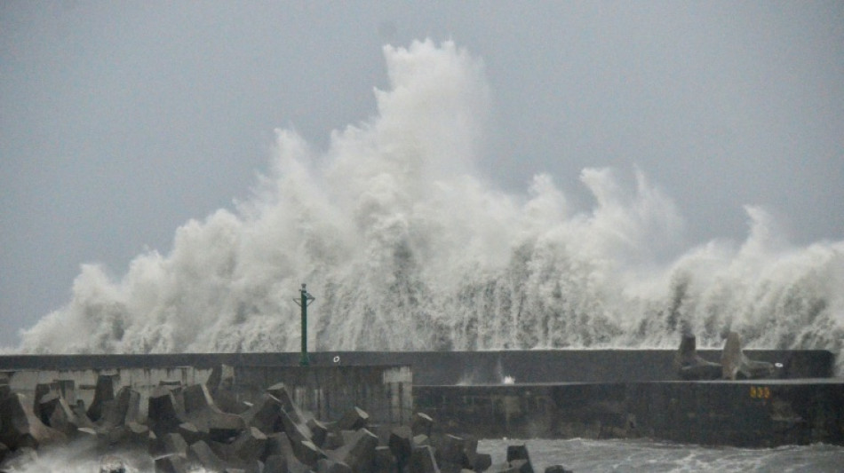 Typhoon Podul pummels Taiwan
