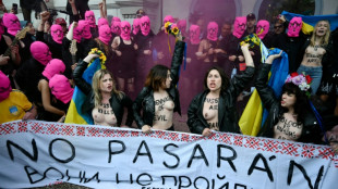 Protest von Femen und Pussy Riot gegen Teilnahme Russlands an der Biennale