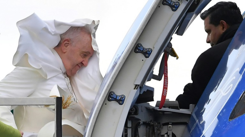Le pape, diminu&eacute;, emprunte une plateforme &eacute;l&eacute;vatrice pour monter &agrave; bord de son avion