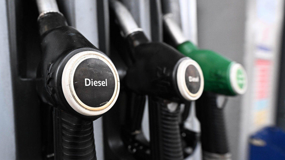 Mimit, salgono i prezzi dei carburanti, gasolio in autostrada sopra 2,2 euro