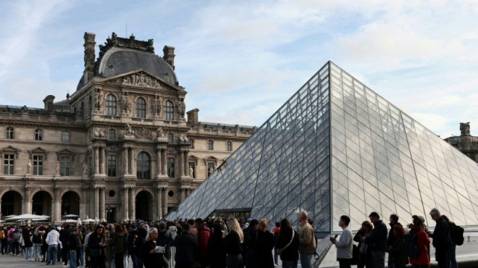 Le Louvre rouvre, Macron demande une "accélération" des "mesures de sécurisation"