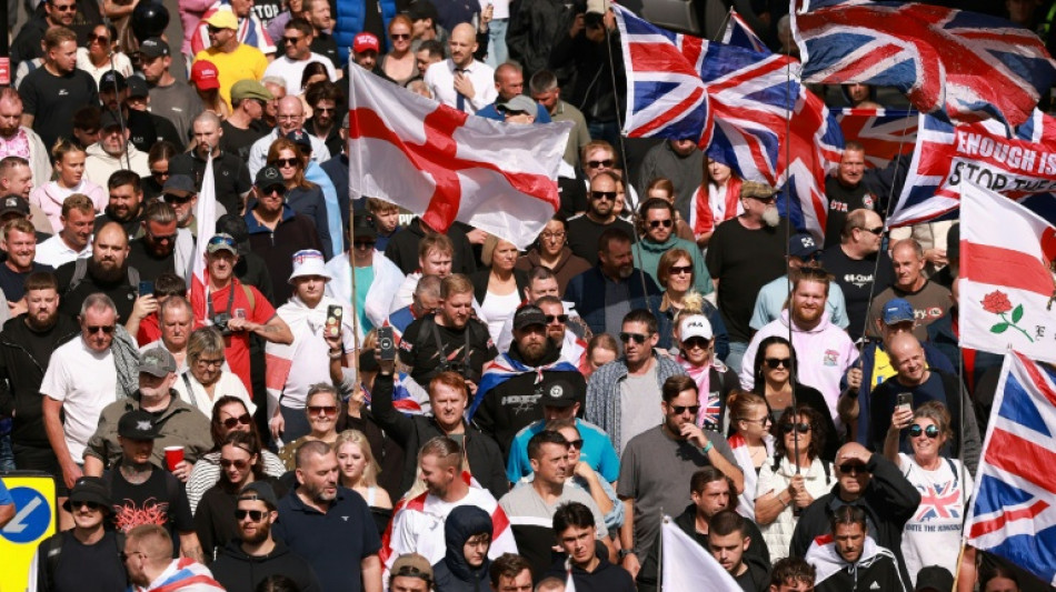 Cientos de manifestantes contra la inmigraci&oacute;n marchan en el sur de Inglaterra