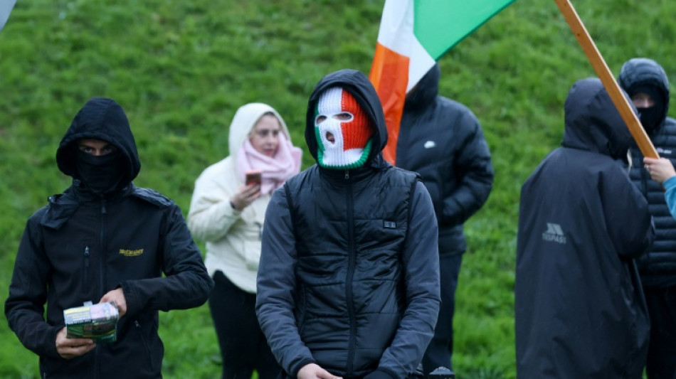 Face &agrave; face tendu en Irlande du Nord apr&egrave;s le blocage d'une marche protestante par des manifestants