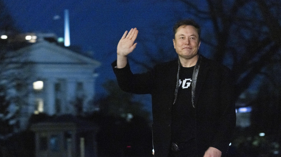 Tesla +4,5% a Wall Street, rumors su uscita Musk dal governo
