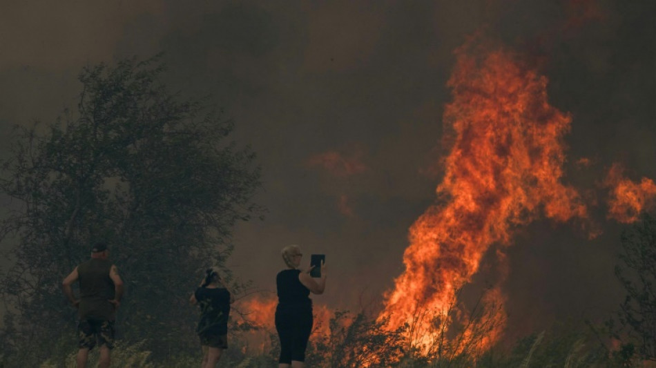 Aude: l'avancée du feu ralentit pendant la nuit, neuf blessés, l'A9 fermée