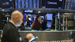 Wall Street ouvre en baisse, dig&egrave;re l'inflation c&ocirc;t&eacute; producteurs